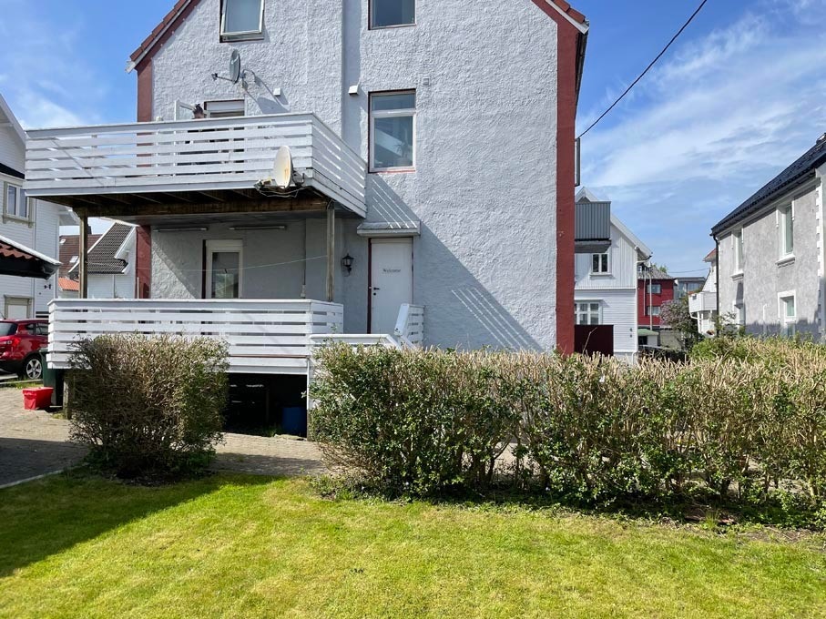 husets bakside, og Leilighetens inngang Galleribilde