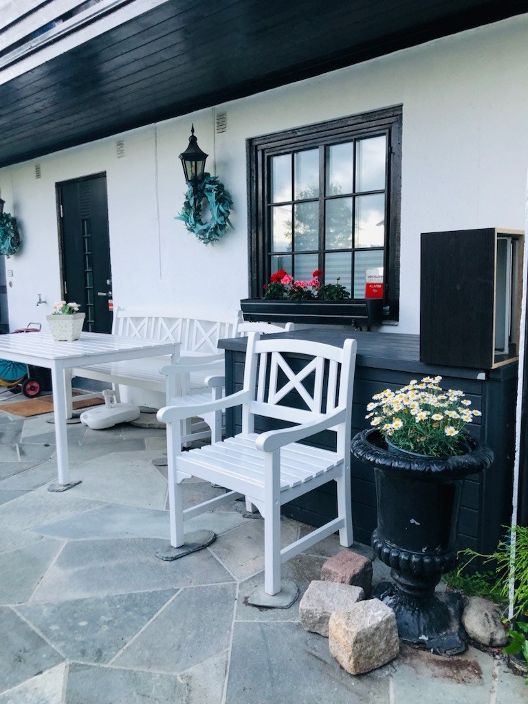 Foran inngang leilighet sitte-muligheter. Galleribilde