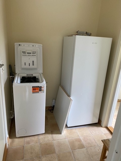 Vaskemaskin og kjøleskap i gangen Galleribilde