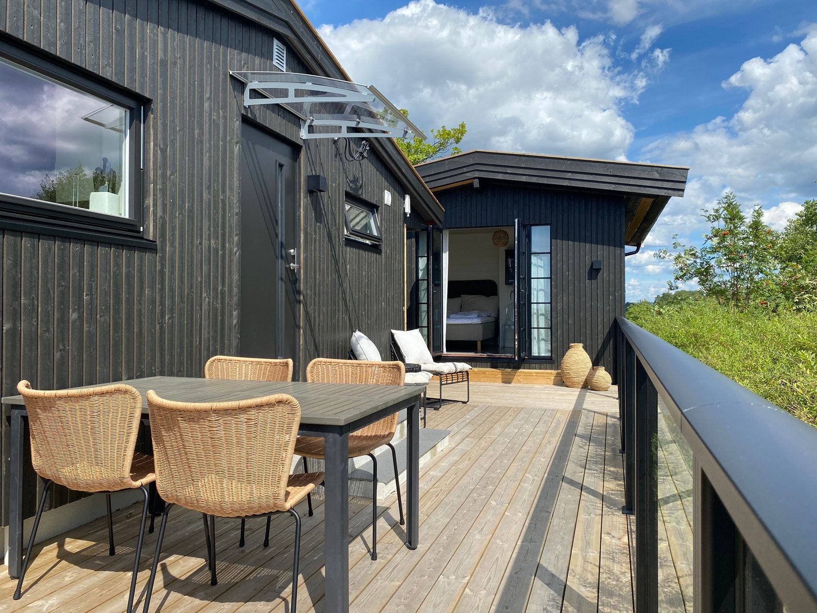 Terrasse mot øst med tidlig morgensol og adkomst til anneks Galleribilde