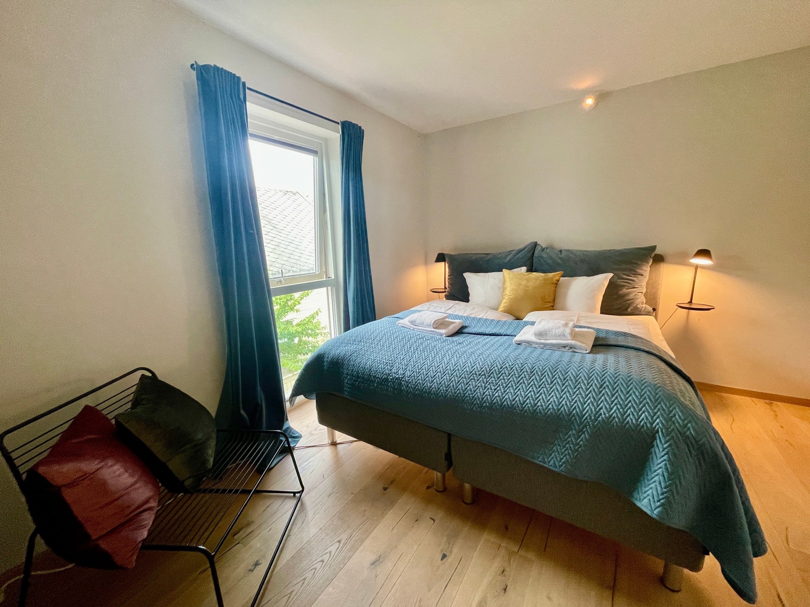 Soverom 1 med 180 cm seng og sjøutsikt Galleribilde