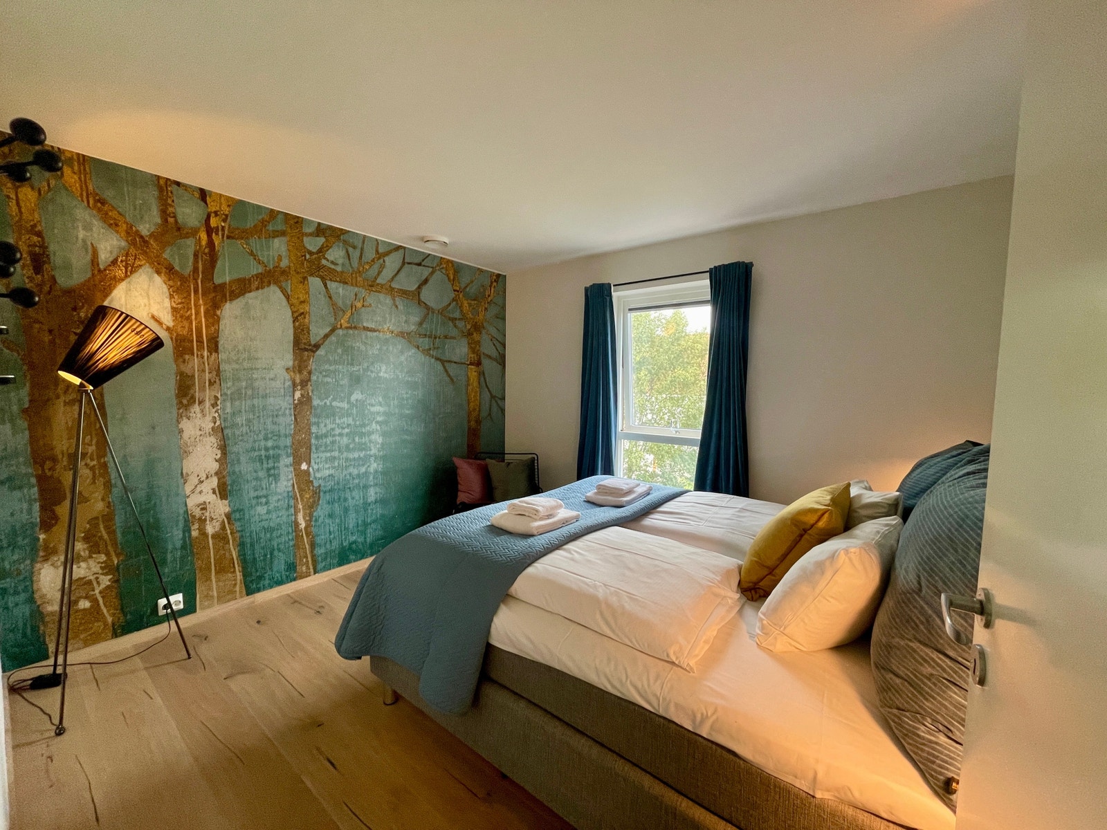 Soverom 1 med 180 cm seng og sjøutsikt Galleribilde