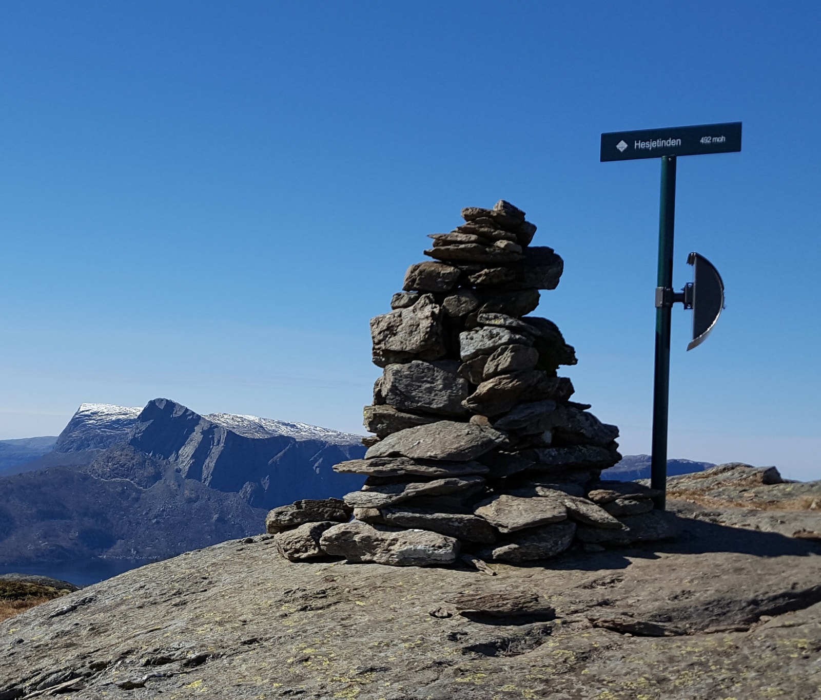 Hesjetinden like i nærleiken. Galleribilde