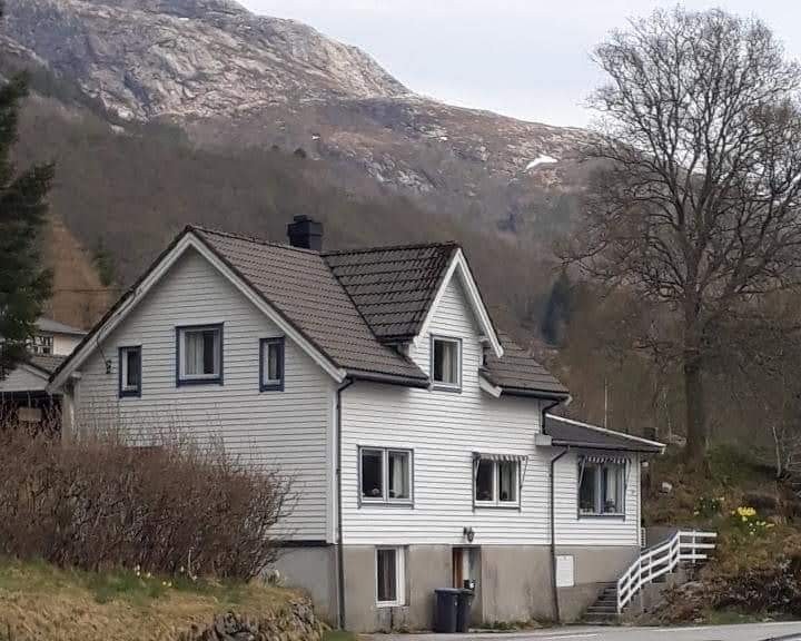Huset ligg ved fylkesveien. Parkering både nedenfor huset og ved garasja. Galleribilde