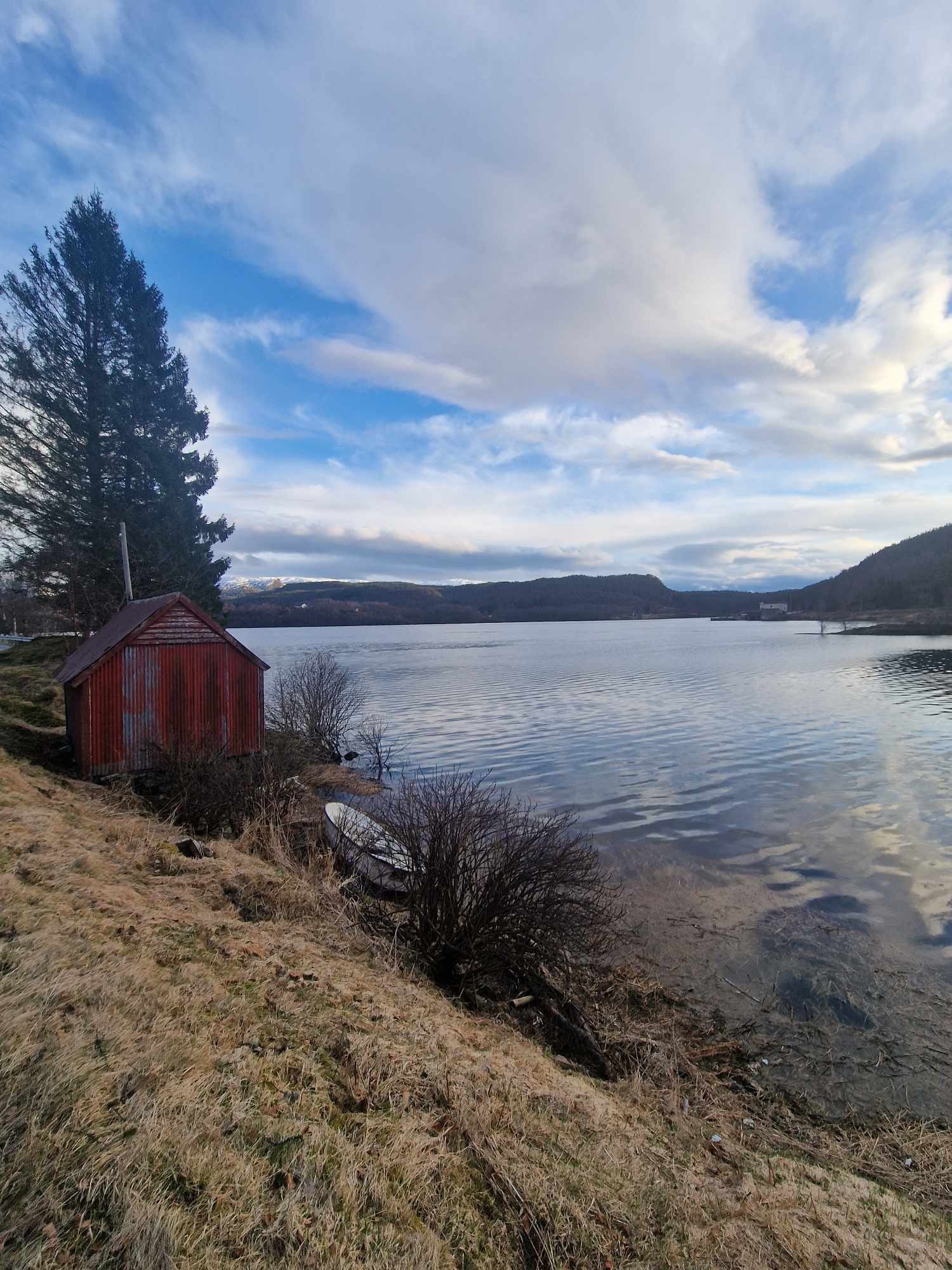 Eldhuset ved vatnet. Galleribilde