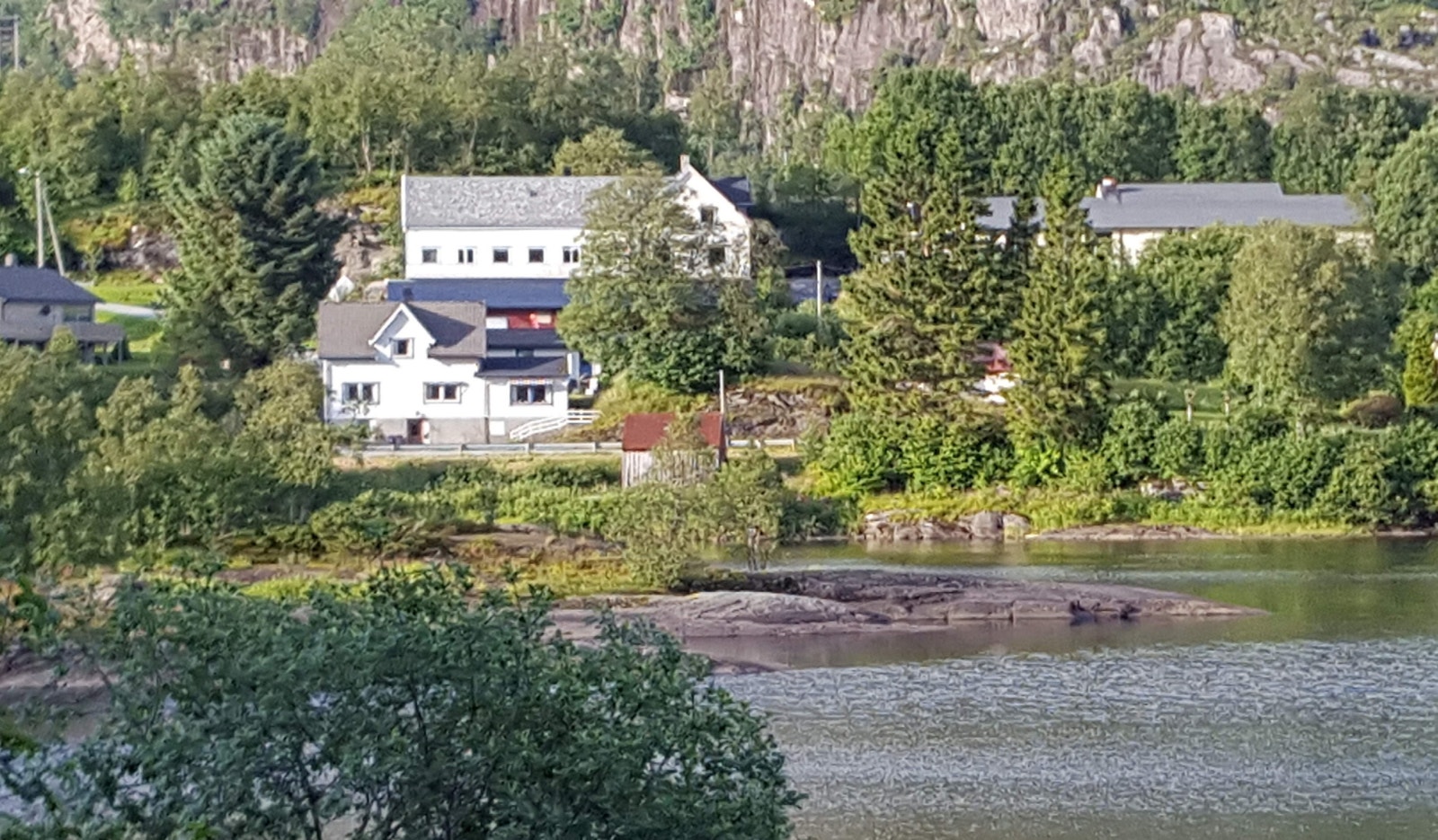 Huset ligg flott til ved Espelandsvatnet. Galleribilde