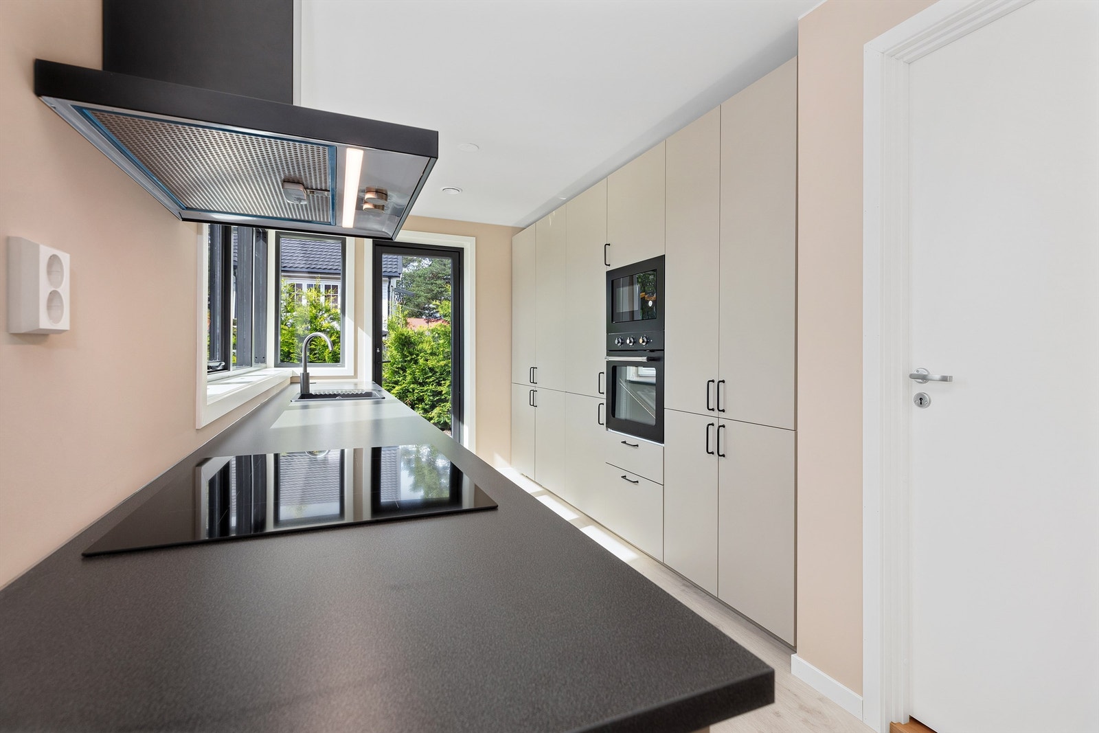 Godt med benkeplass og skap Galleribilde