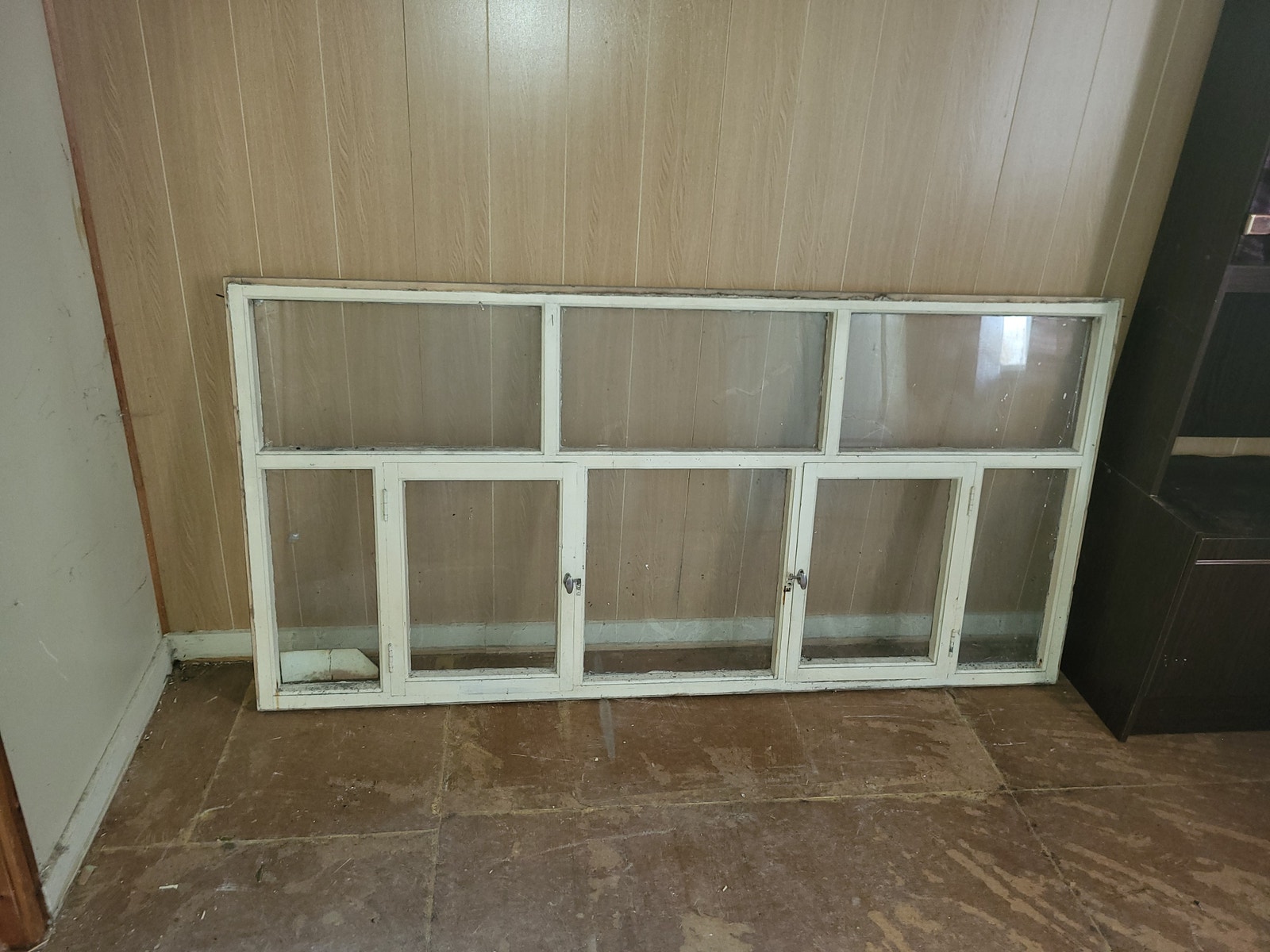 Utleveringsluke fra tiden som posthus Galleribilde