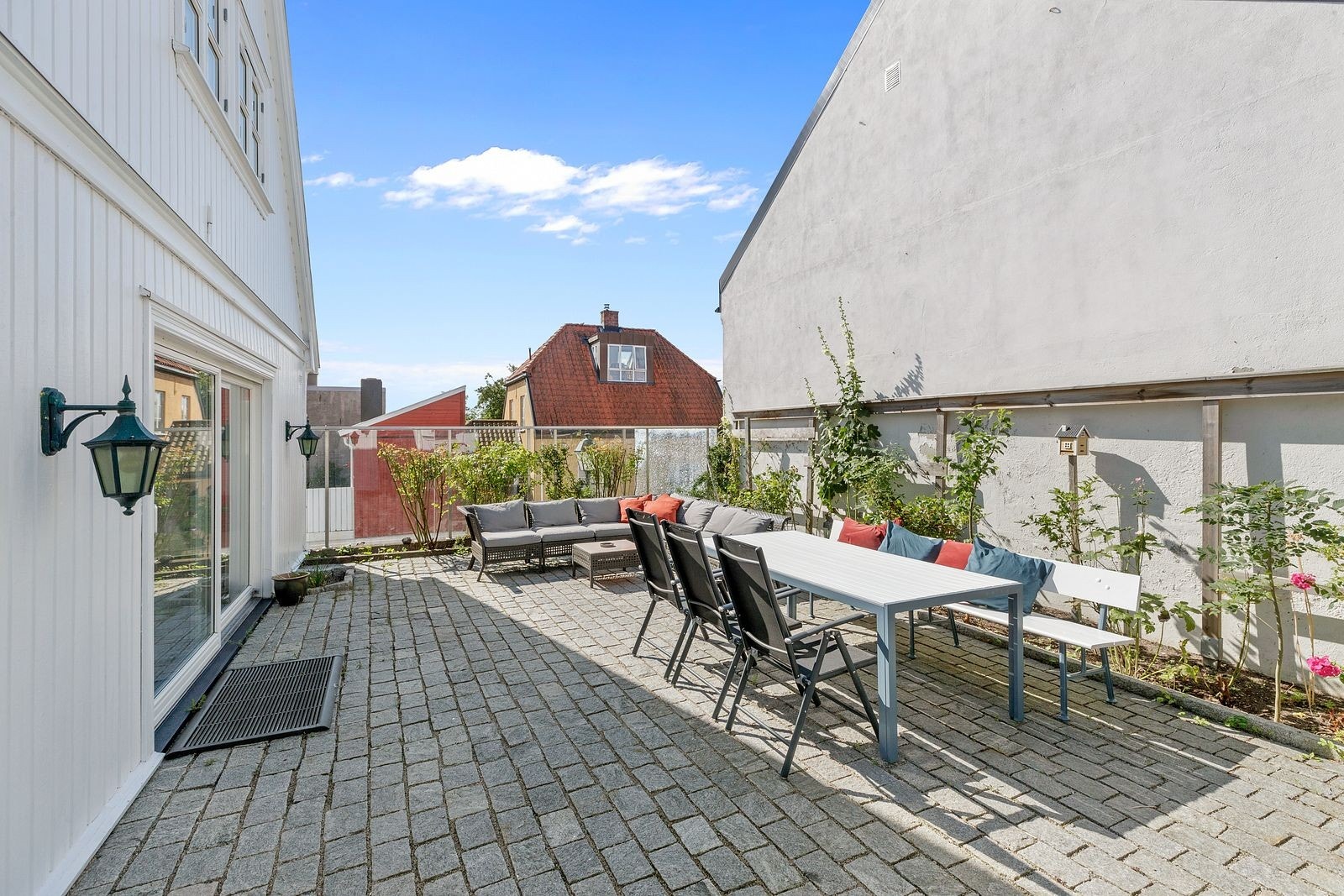 Uteplass med møbler Galleribilde