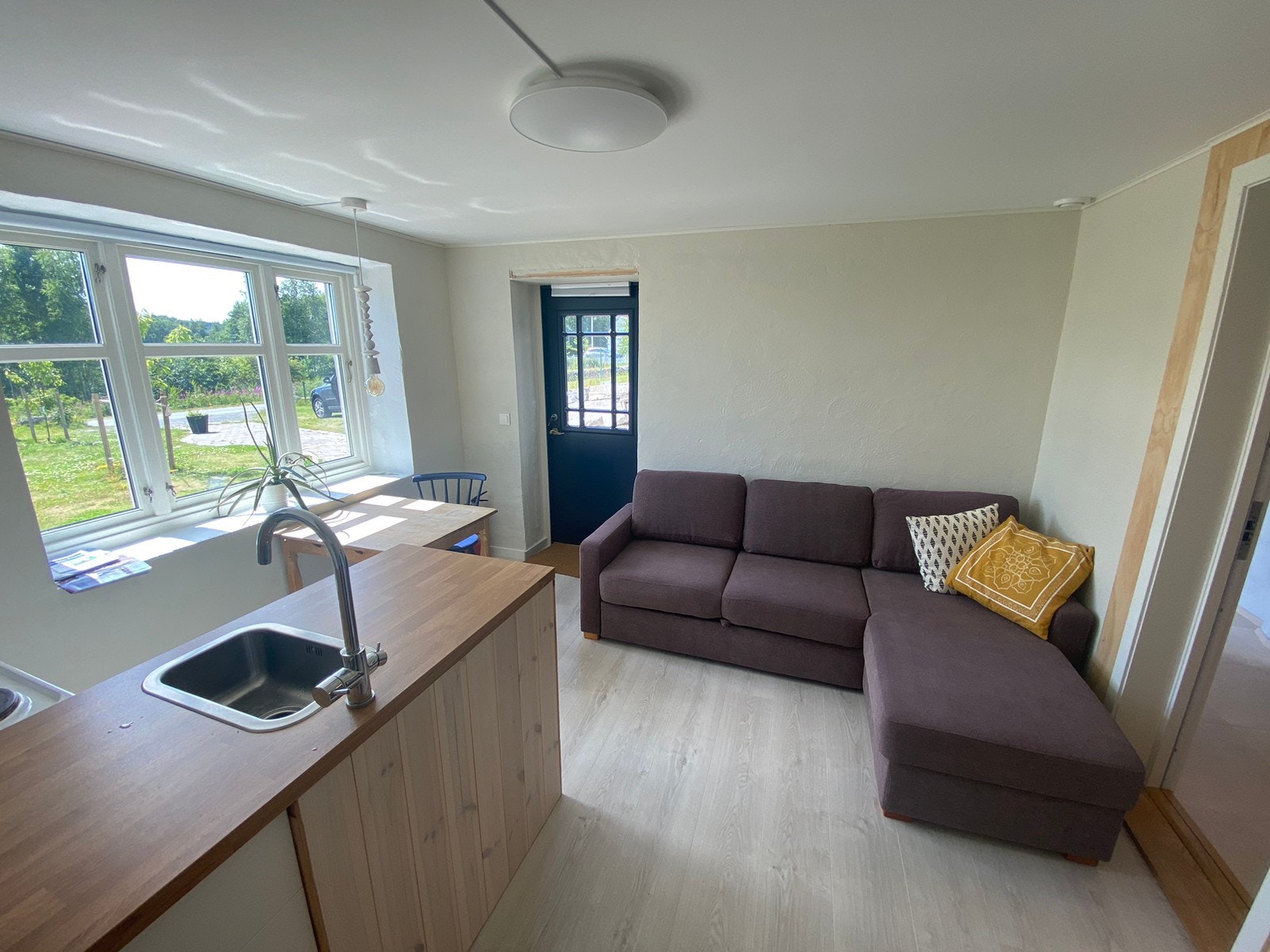 Stue og kjøkken. Dør til høyre er lydtett dør til resten av huset, denne er alltid stengt. Galleribilde