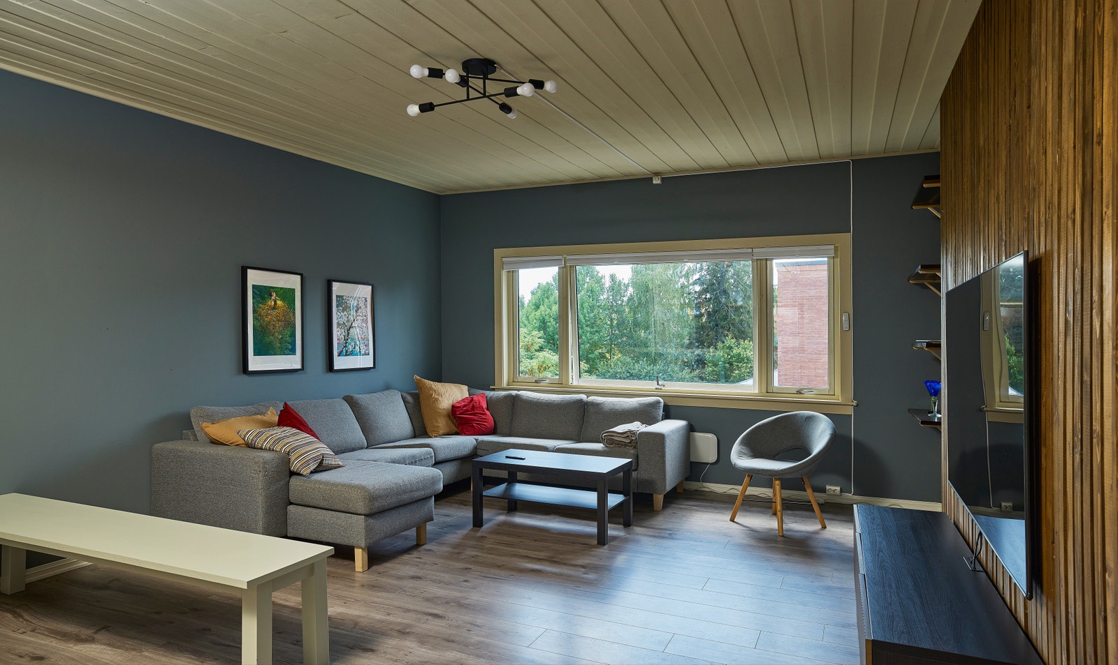 Ved den Hvite benken er det satt opp skap til ene rommet med pult Galleribilde