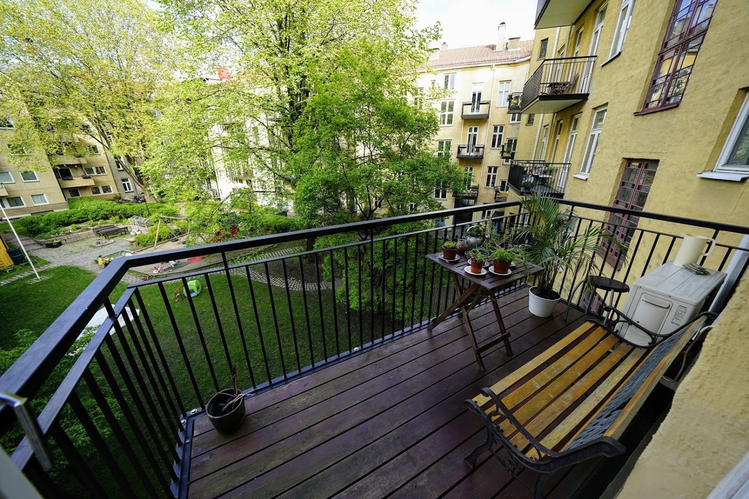 Fra verandaen med utgang fra kjøkkenet Galleribilde