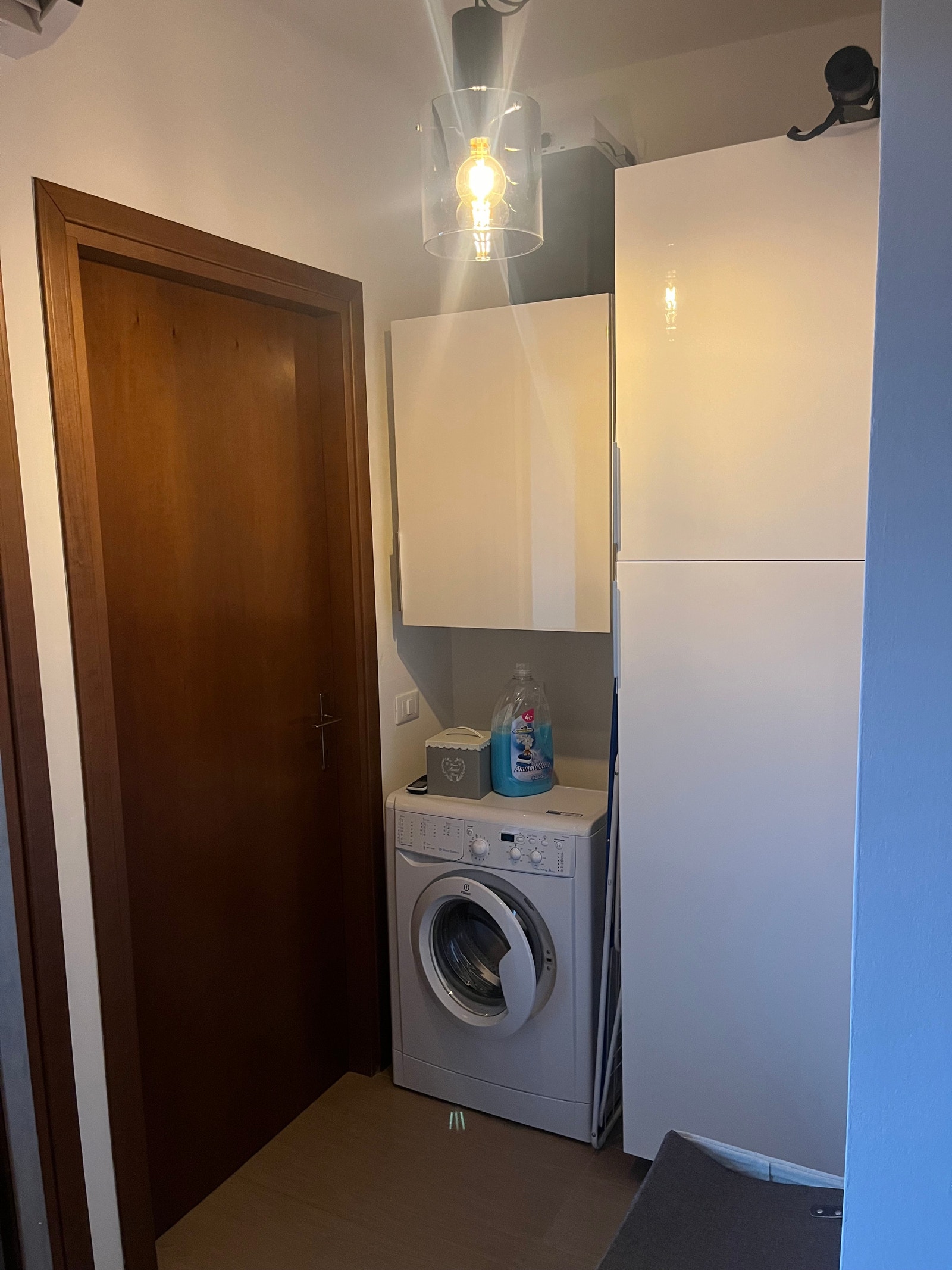 Liten gang med vaskemaskin Galleribilde