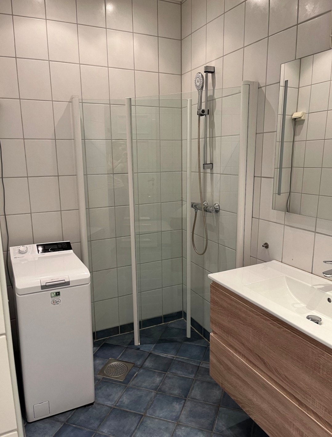Romslig bad. Vaskemaskin følger med. Galleribilde