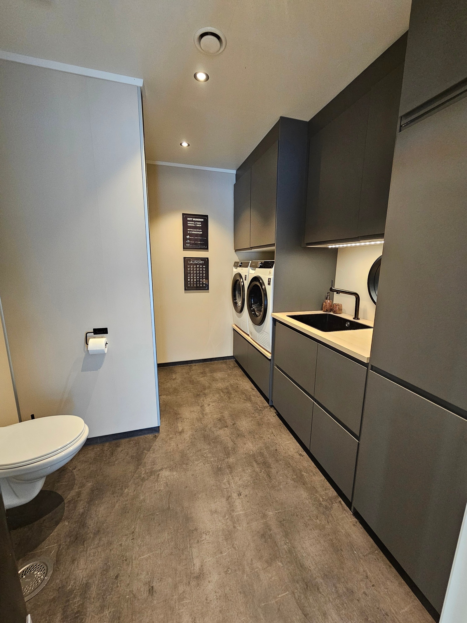 Vaskerom og bad med dusj i 2.etg Galleribilde
