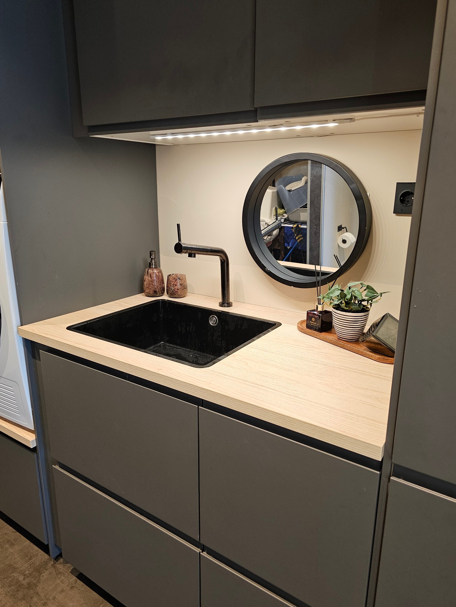 Vaskerom og bad med dusj i 2.etg Galleribilde