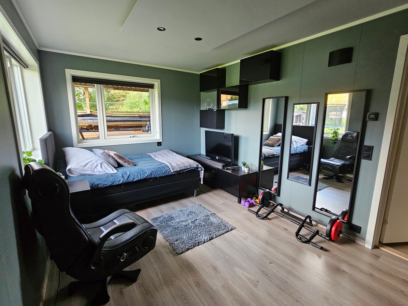 Soverom 2, tv og soundbar. Chromecast og lignende må medbringes. Galleribilde