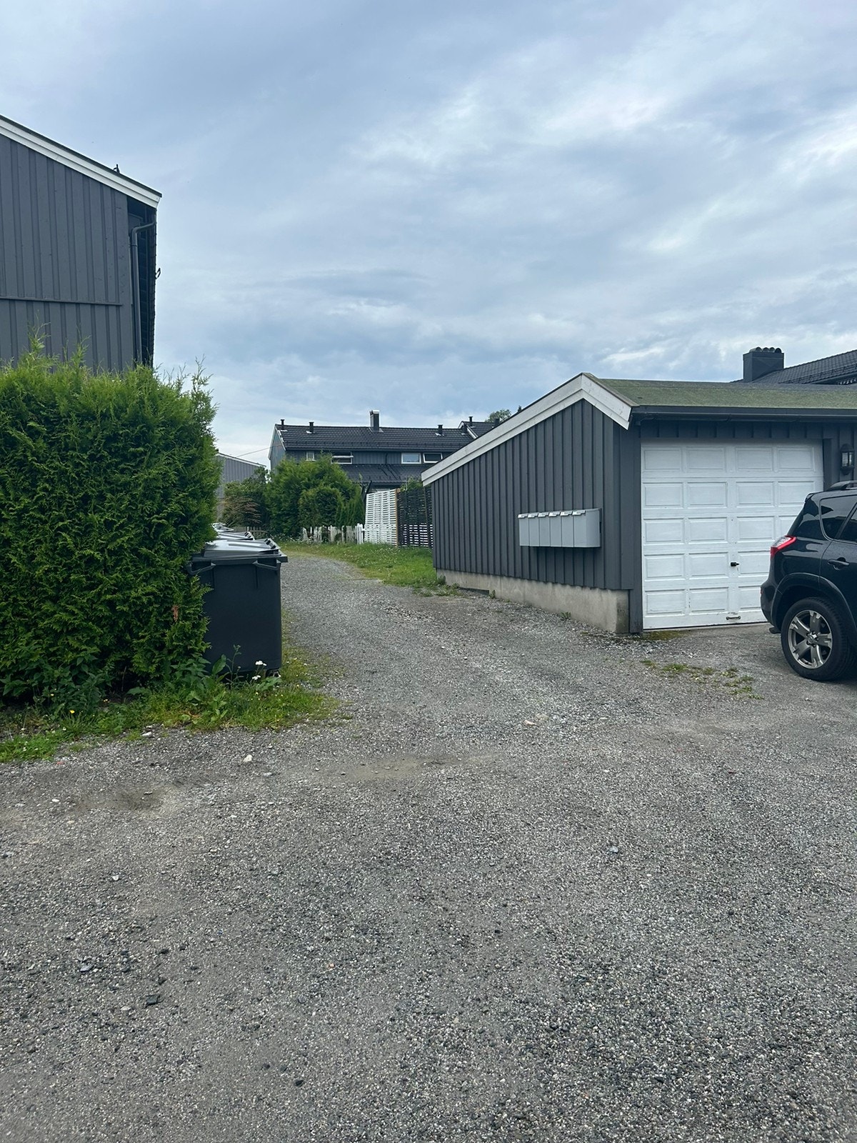 Oppkjørsel og fritt disponible parkeringsplasser Galleribilde