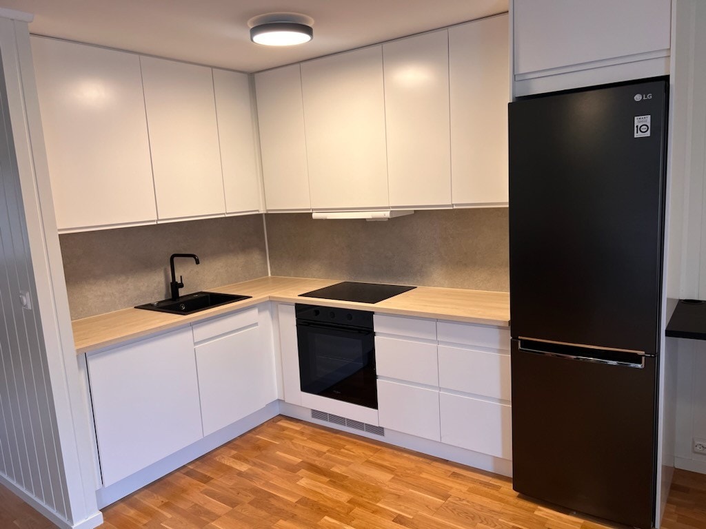 Helt nytt kjøkken med hvitevarer Galleribilde