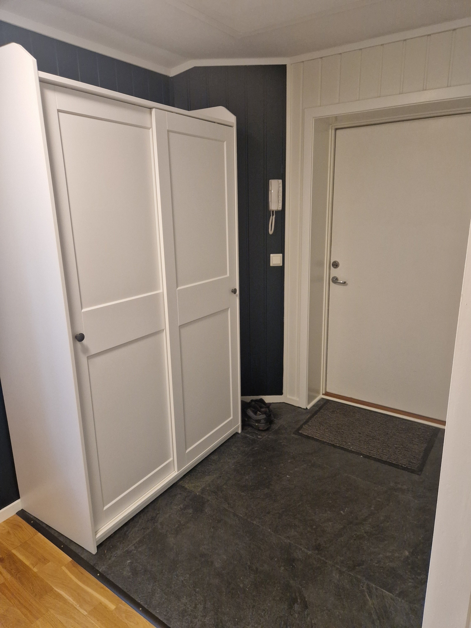 Garderobeskap Galleribilde