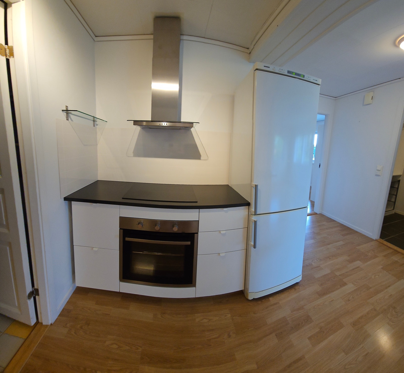 Innebygget ovn med platetopp, ventilator og kjøleskap Galleribilde