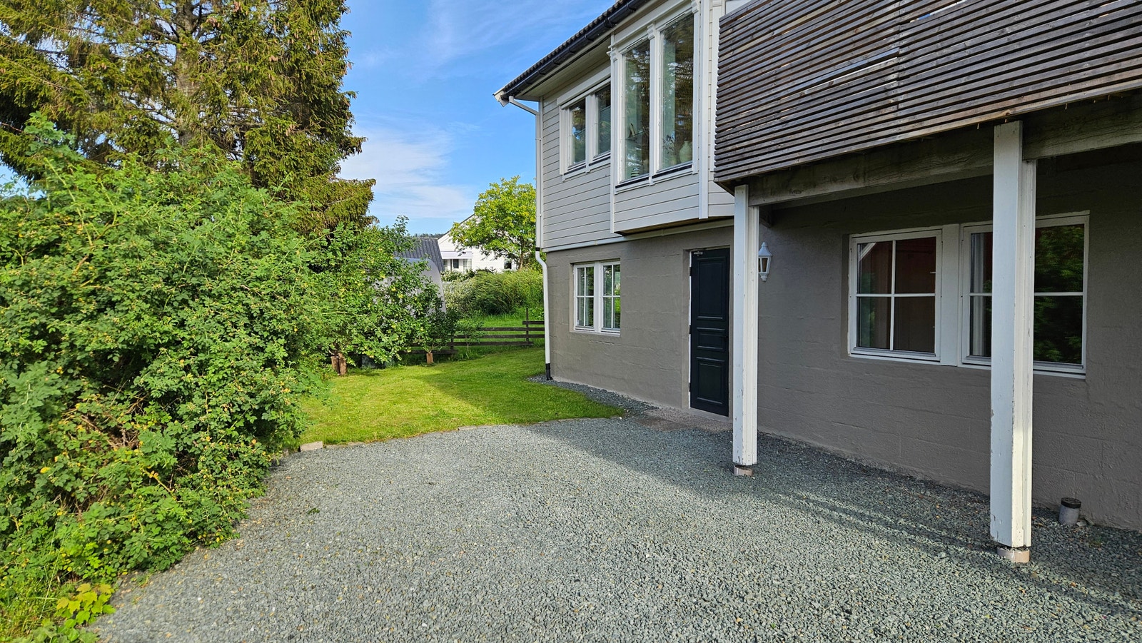 Inngangsparti og hage Galleribilde