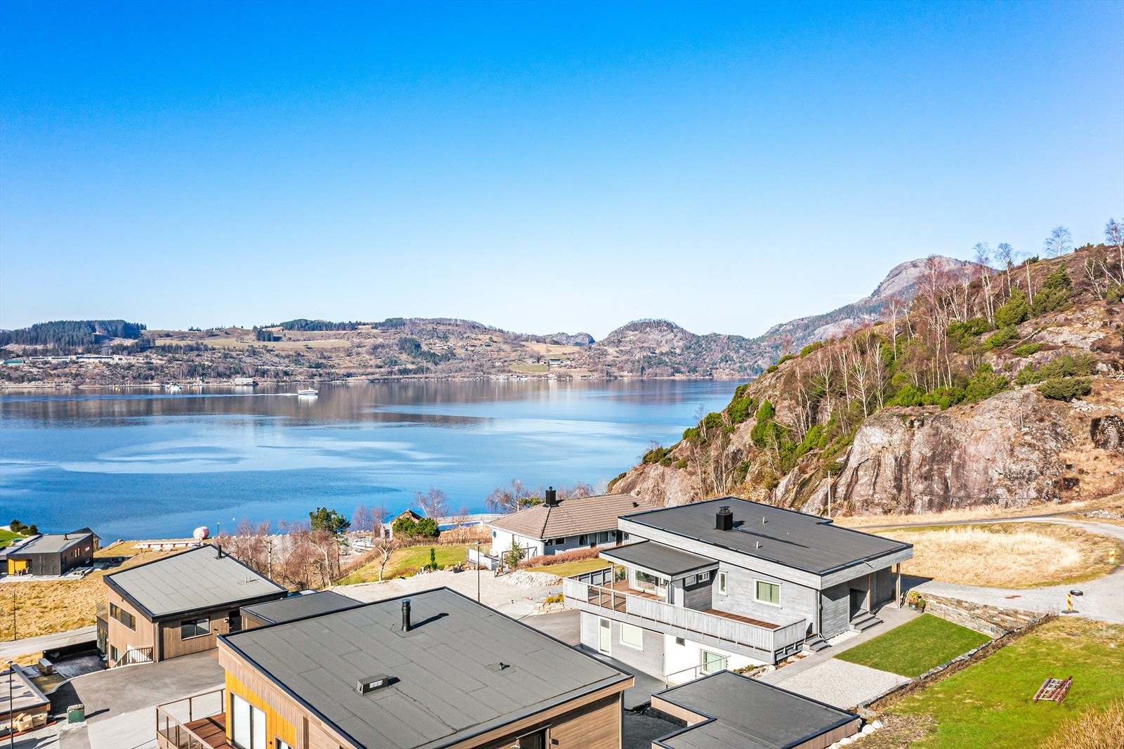 Her har man kort vei til sjø og badeplass, samt flotte turområder Galleribilde