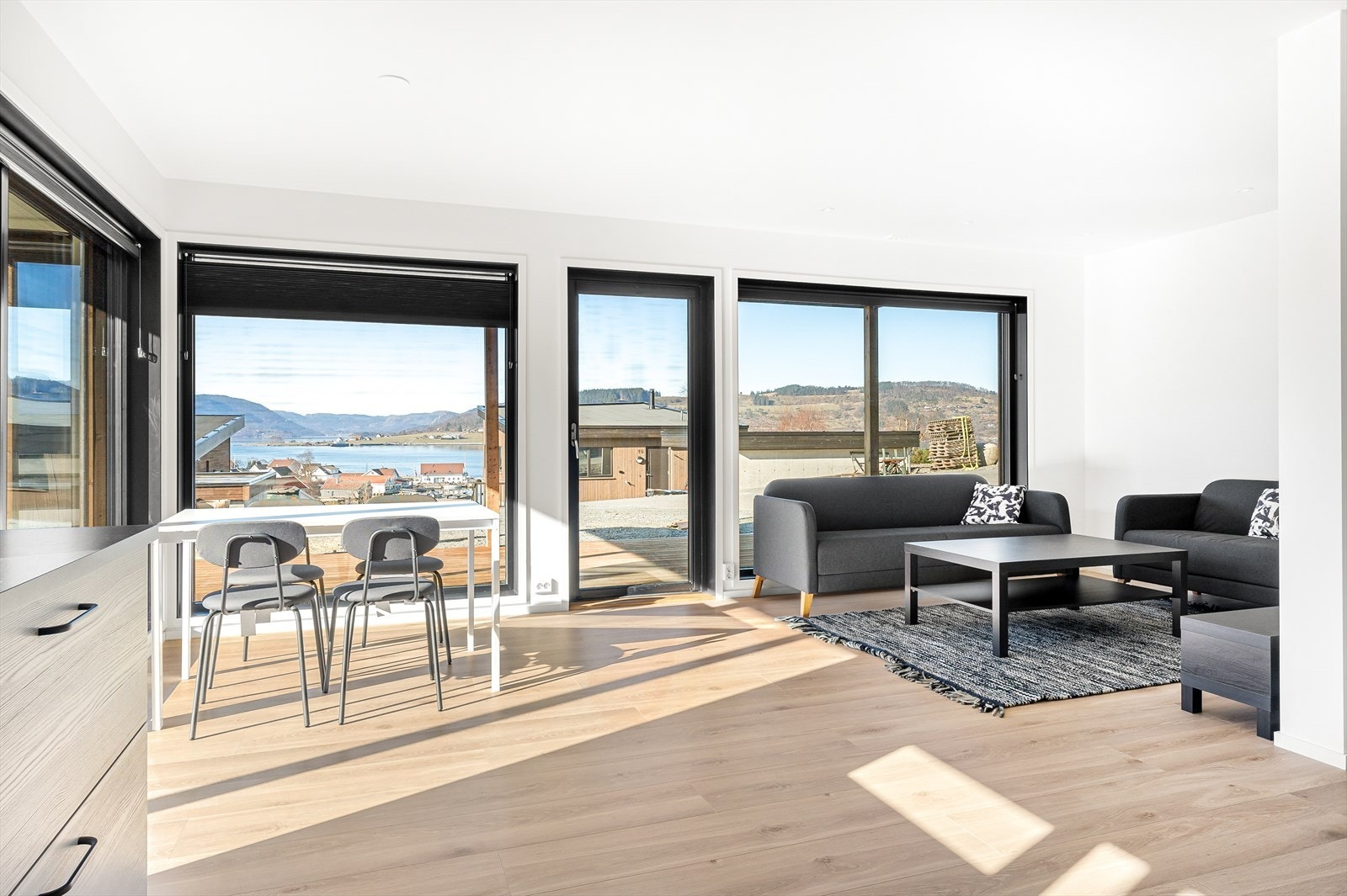 Lys og romslig stue med utgang til markterrasse Galleribilde