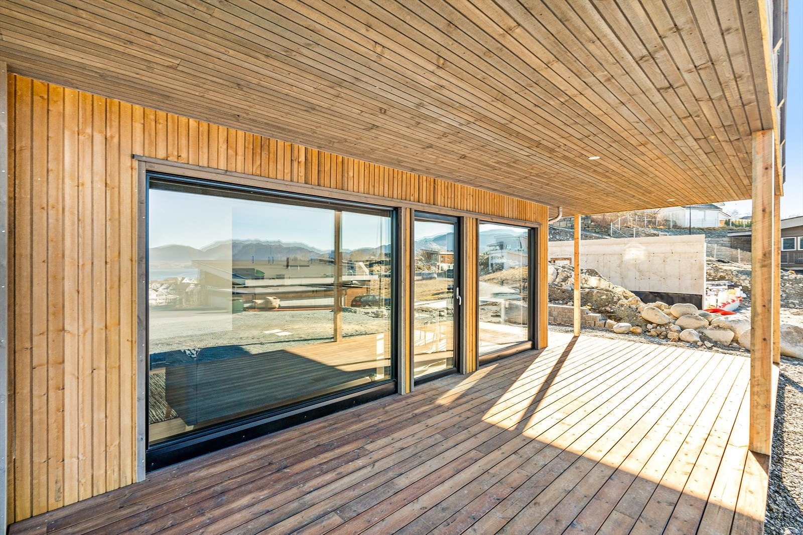 Romslig og overbygget terrasse Galleribilde