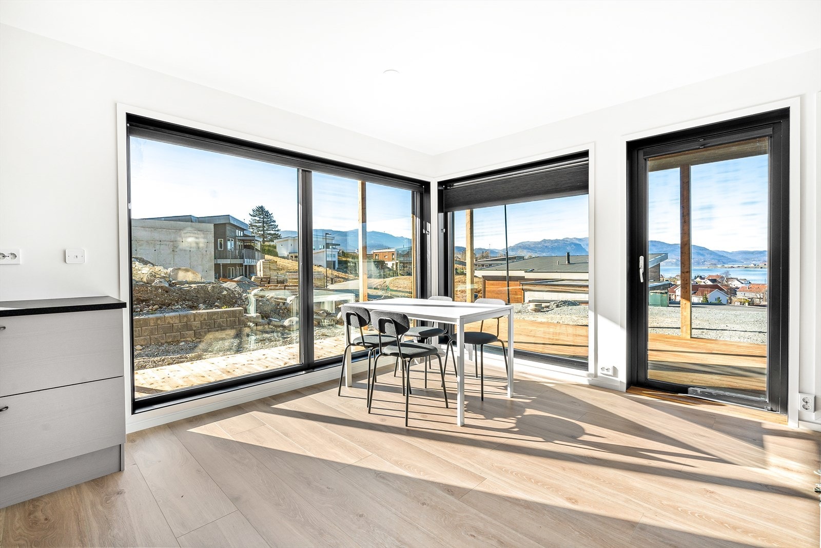 Store vindusflater slipper inn rikelig med lys og ikke minst den flotte utsikten Galleribilde