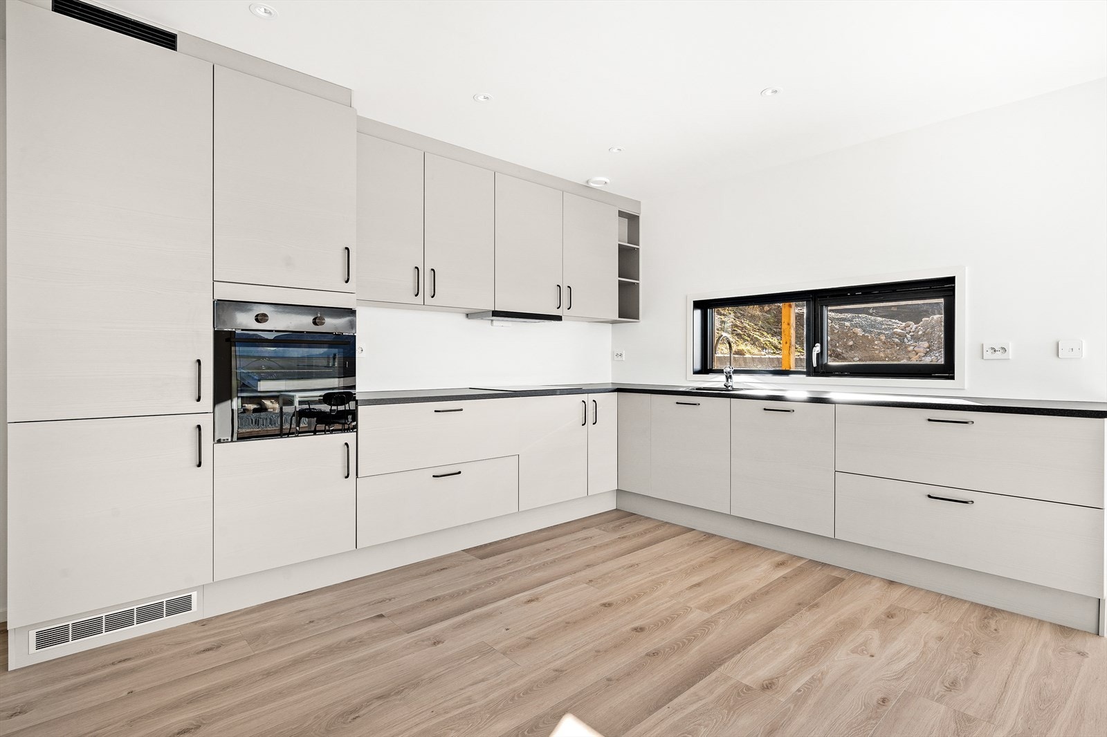 Flott kjøkken i delikat farge og integrerte hvitevarer Galleribilde