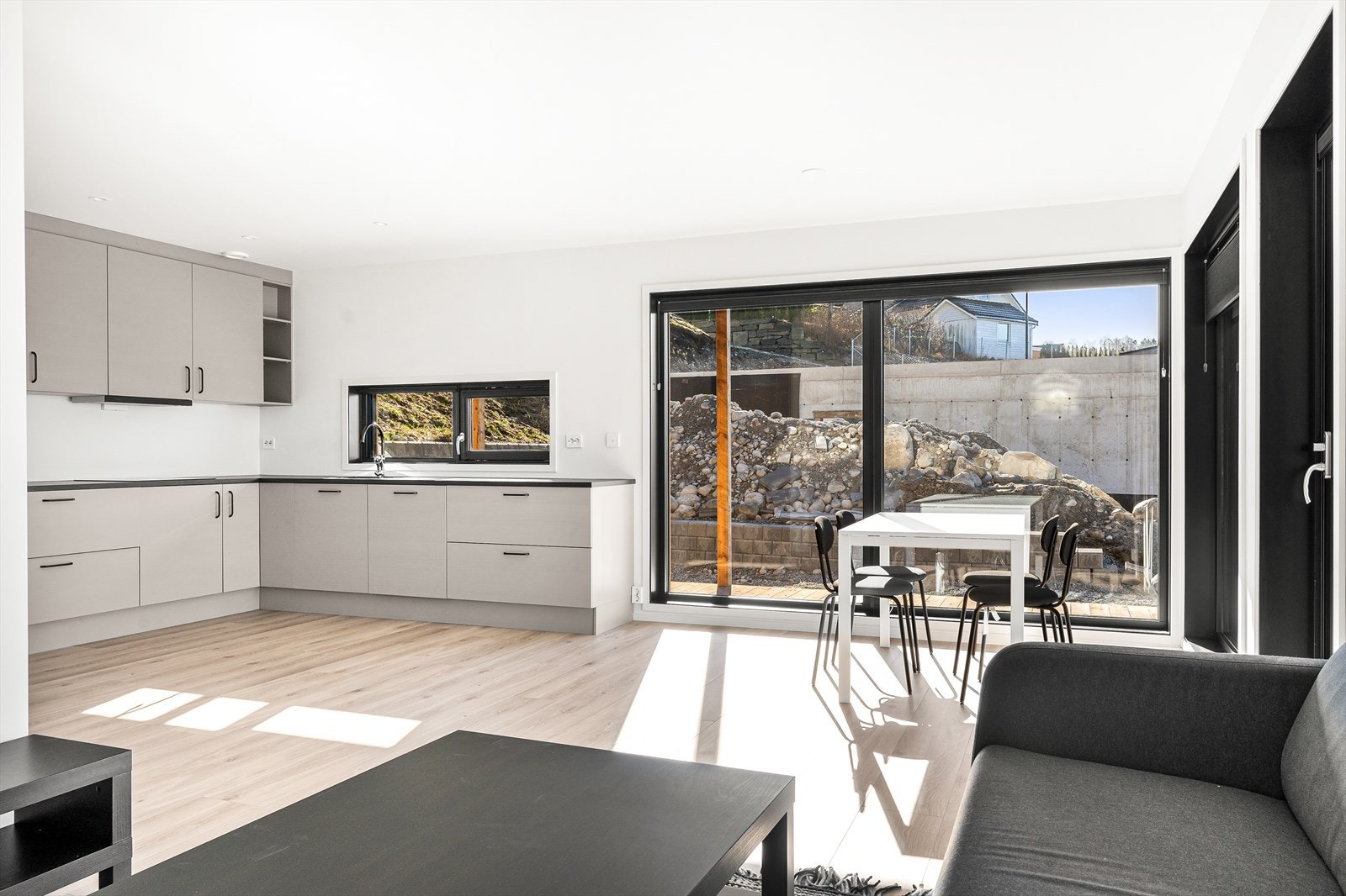 Stuen har en åpen kjøkkenløsning Galleribilde