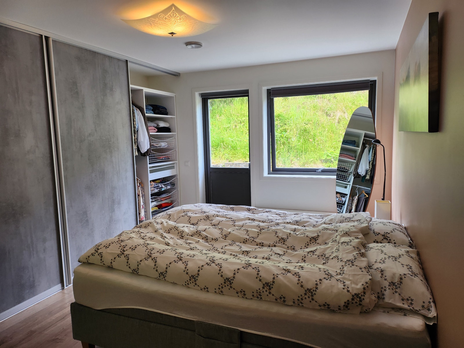 Hovedsoverom med stort og integrert garderobeskap Galleribilde