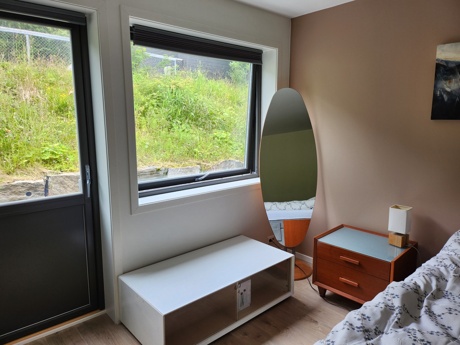 Møbler (tv-brod, speil og nattbord) kan følge med ved interesse Galleribilde