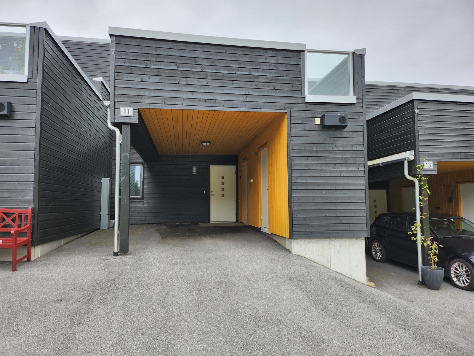 God plass for parkering ved egen carport Galleribilde