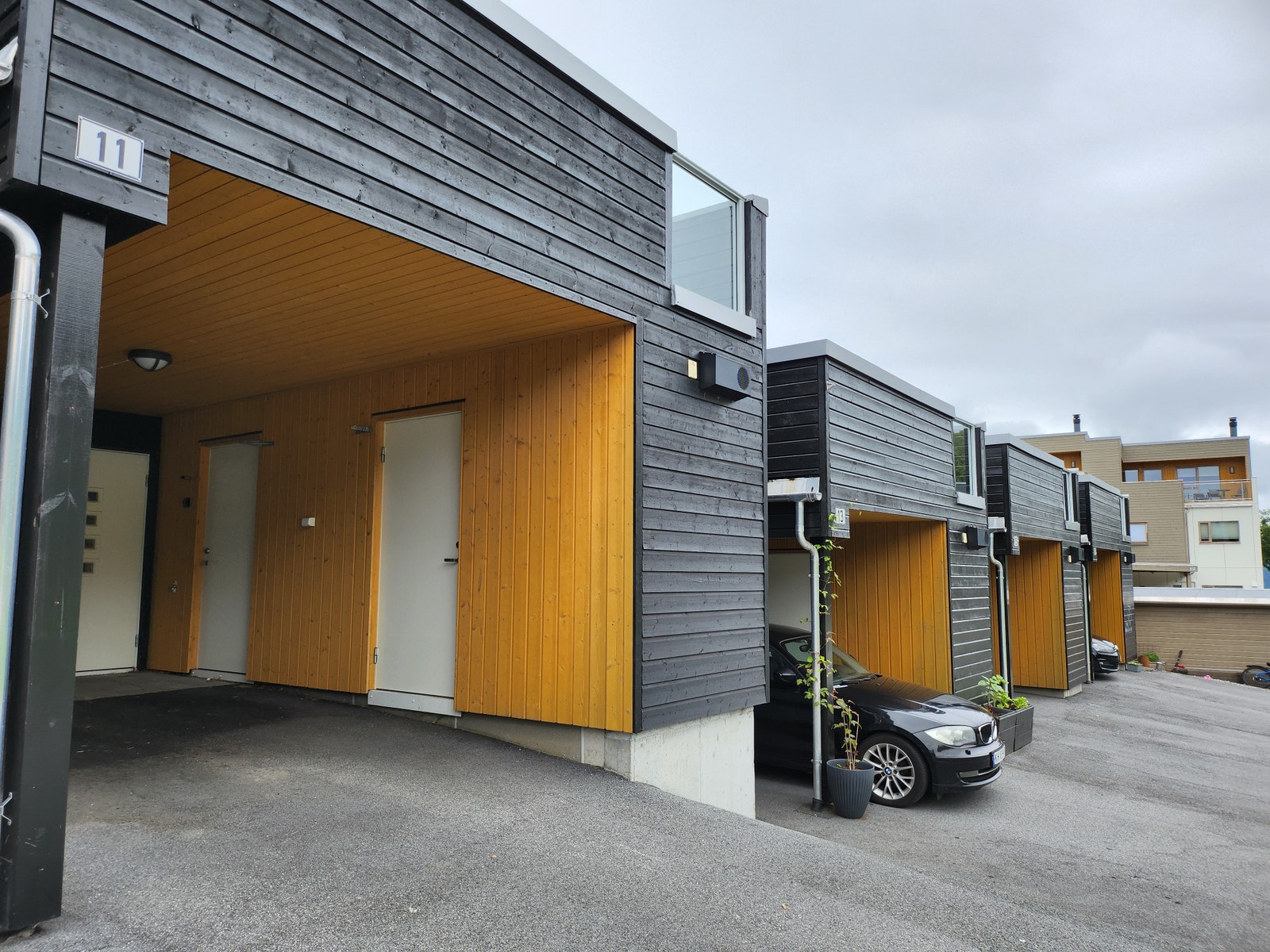 Med inngang til sportsbod fra carport Galleribilde