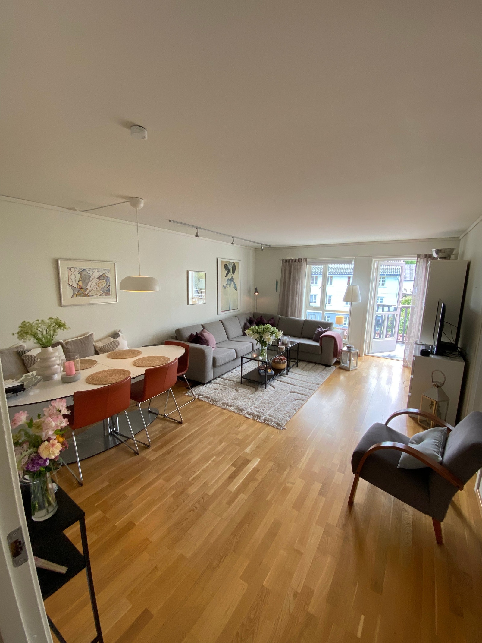 Romslig stue med spisebord Galleribilde