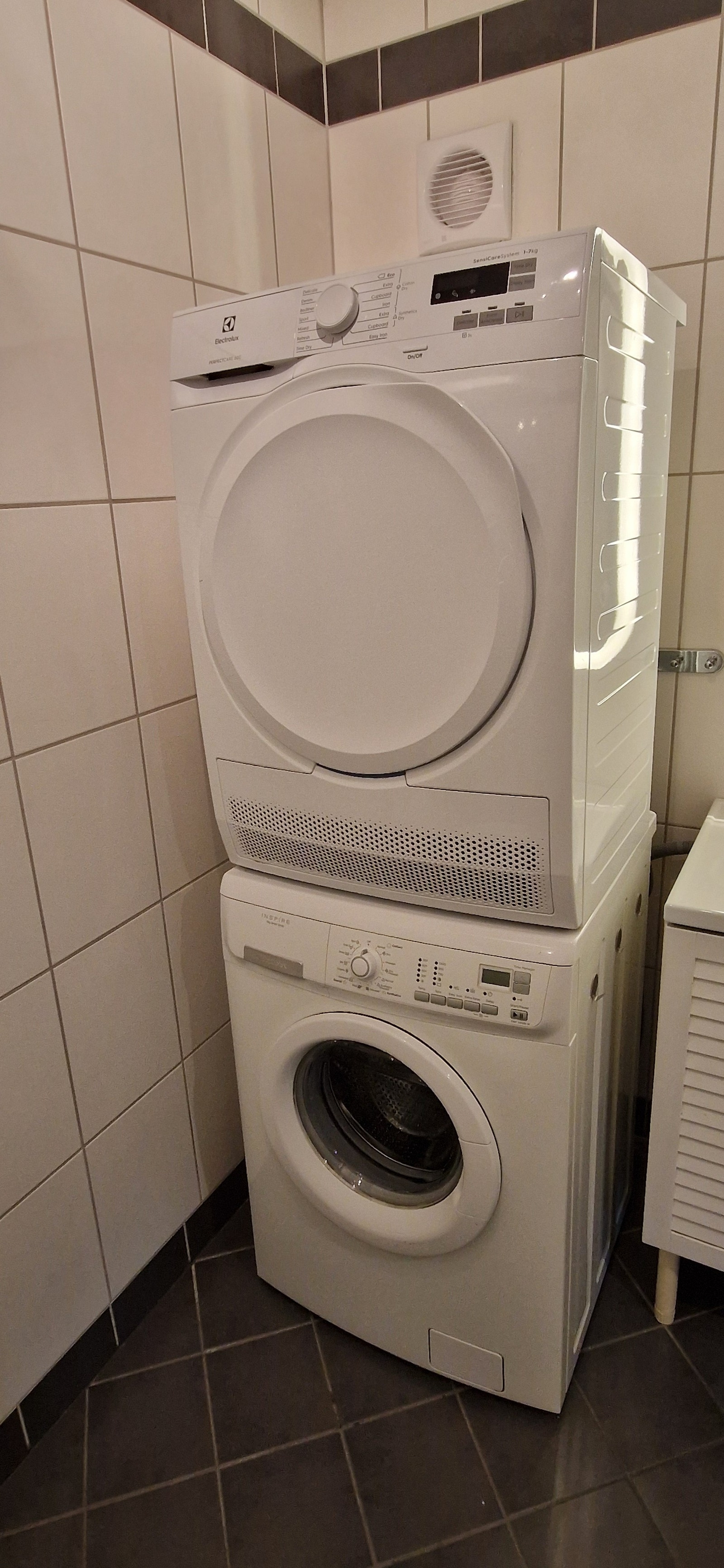 Bad_Toalett_4 Vaskemaskin og tørketrommel. Galleribilde
