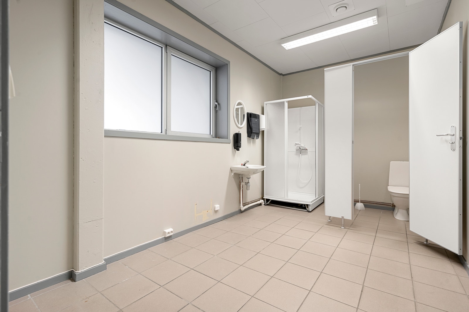Garderobe 1 med dusj Galleribilde