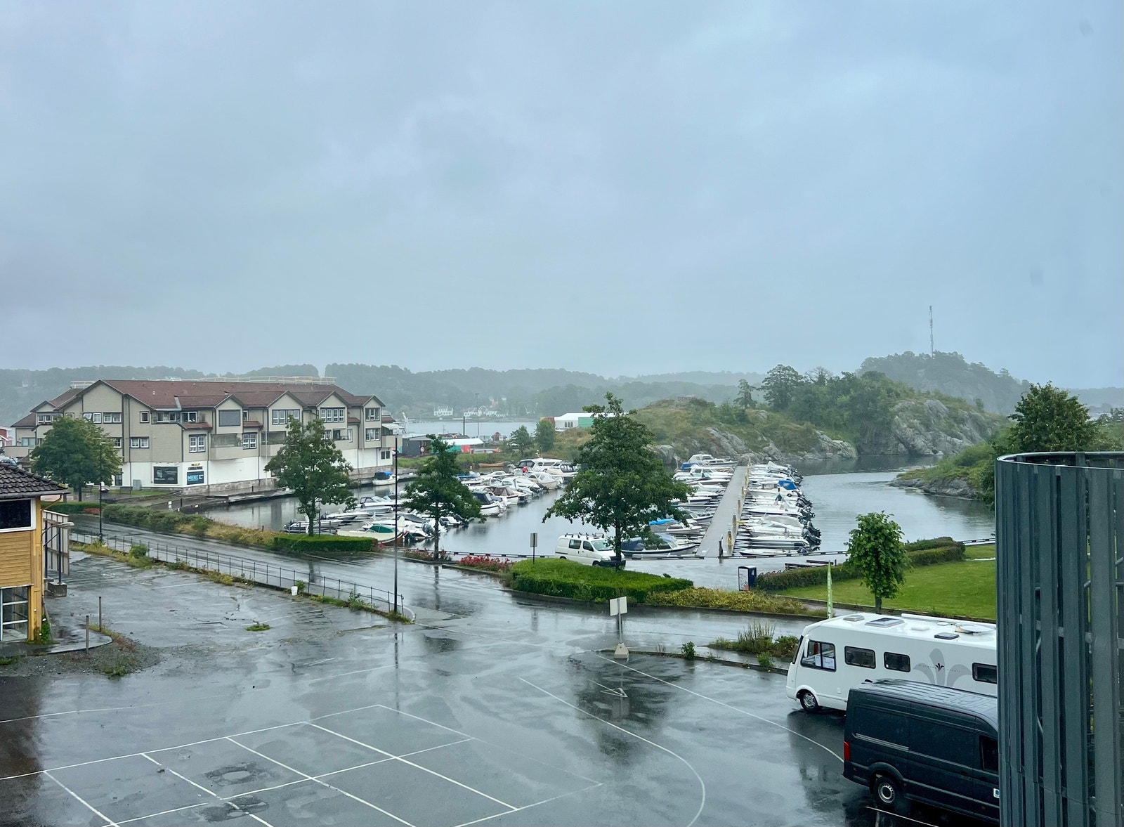 Utsikt fra kjøkken og spisestuedel Galleribilde