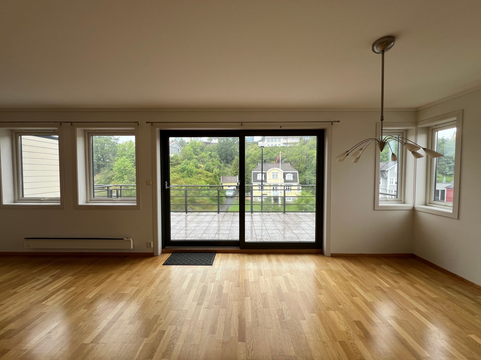 Utgang til terrasse fra stuen. Galleribilde