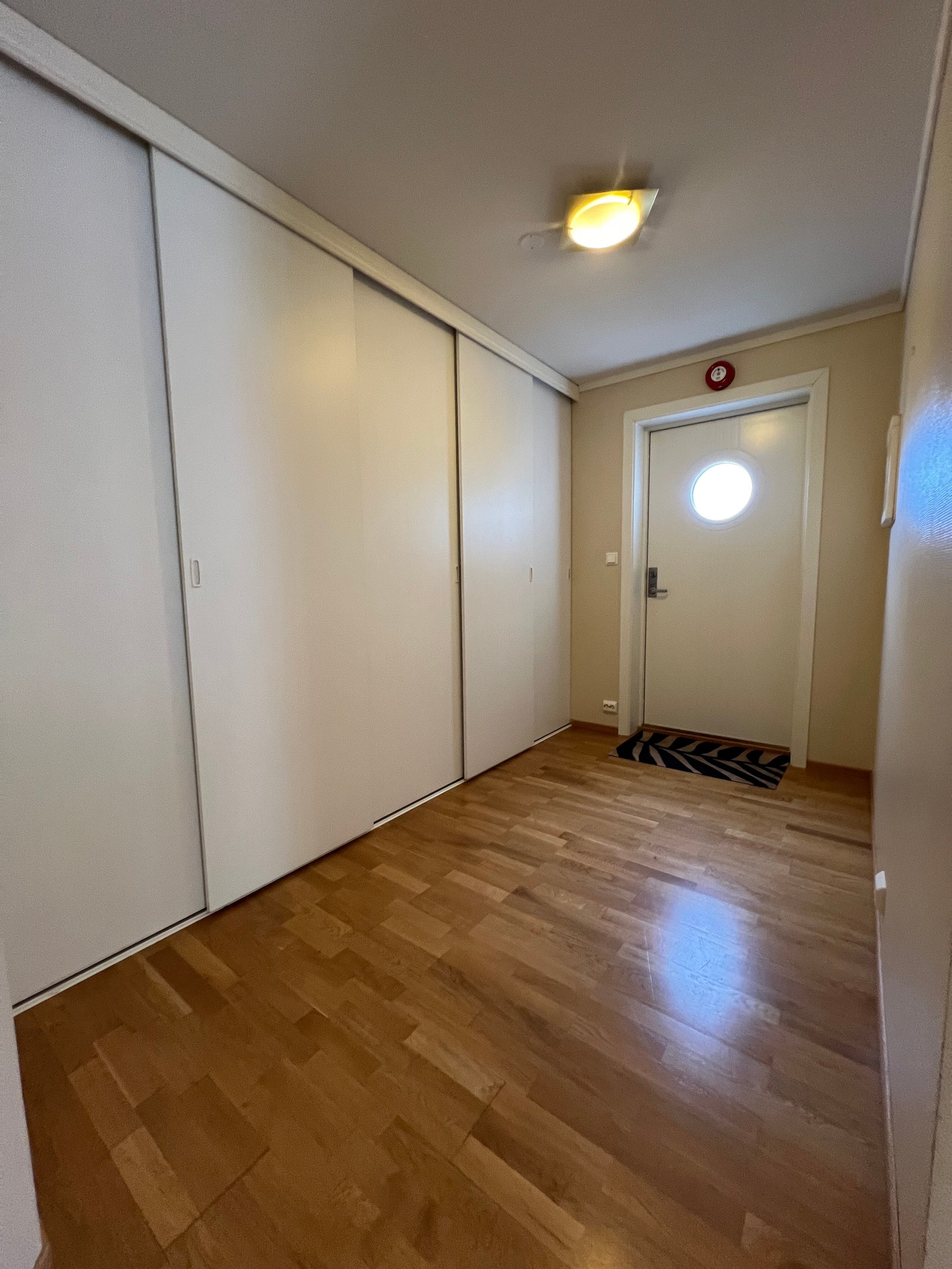 Inngangsparti med romslig skyvedørsgarderobe. Galleribilde