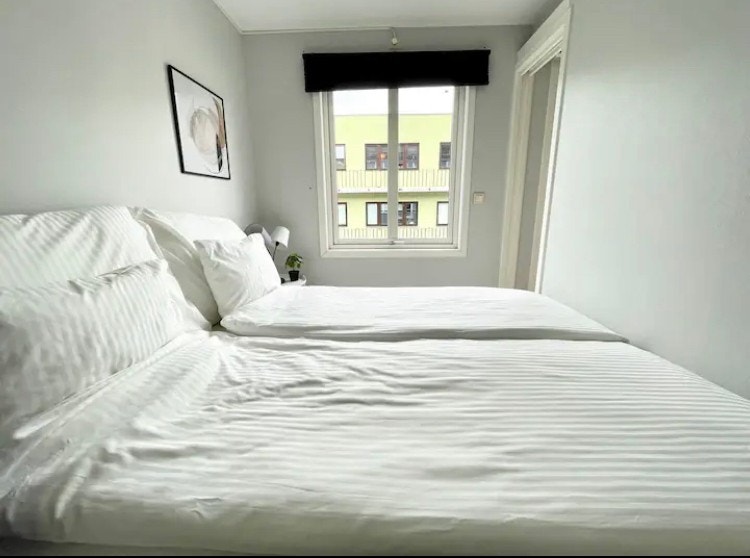 Soverom med dobbeltseng og klesskap Galleribilde