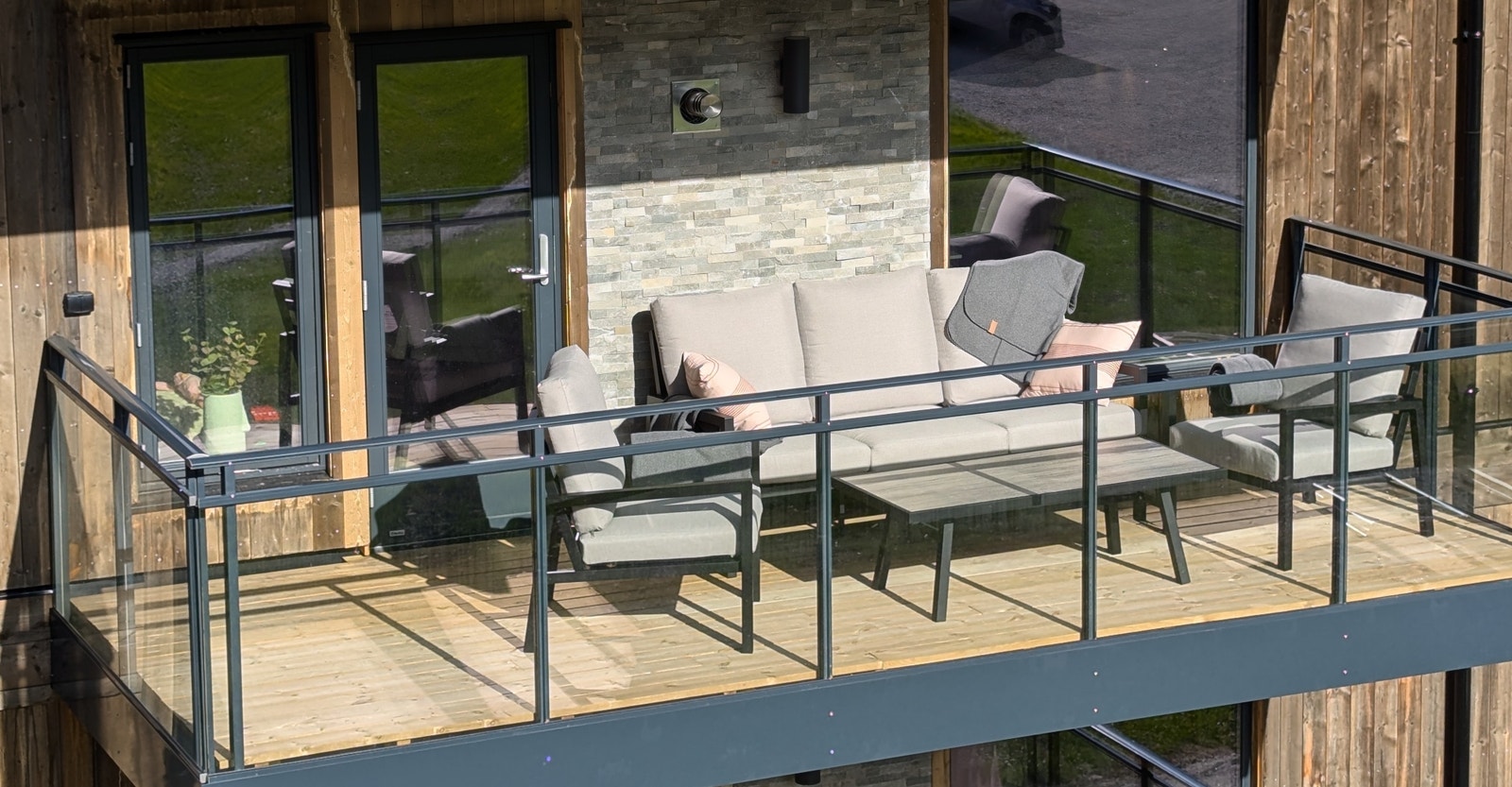 Stor balkong med helt nye og komfortable utemøbler Galleribilde