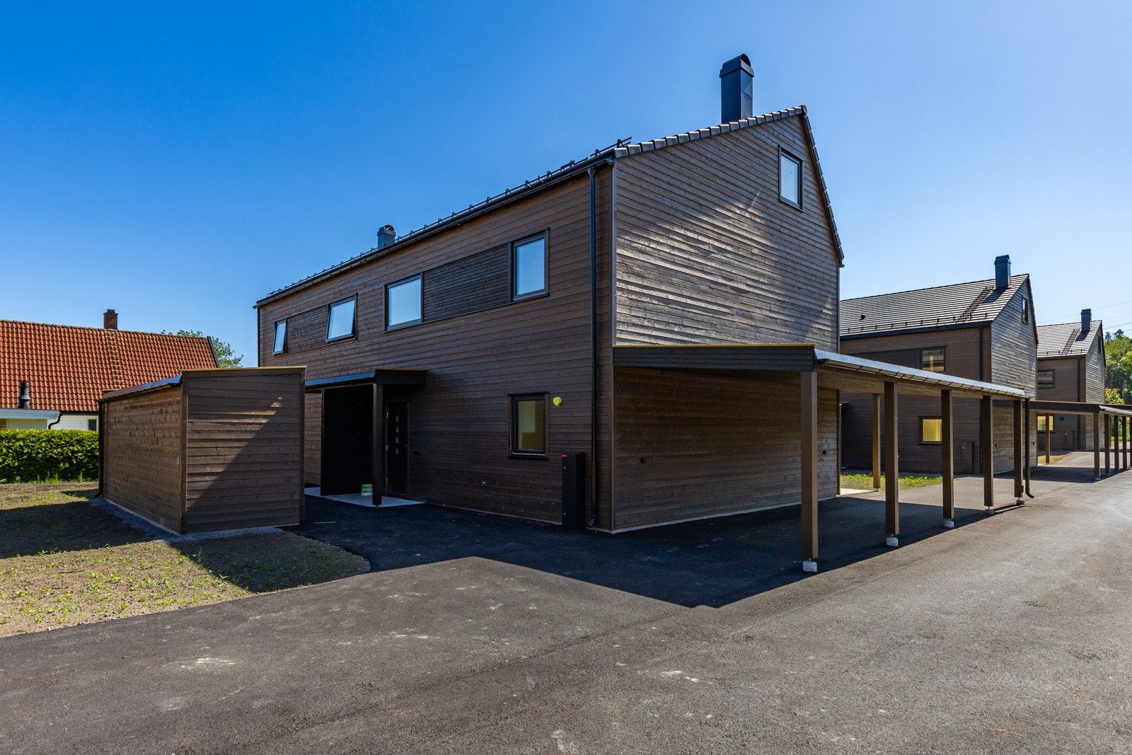 Det er parkering i carport, samt utendørs biloppstillingsplass. Galleribilde