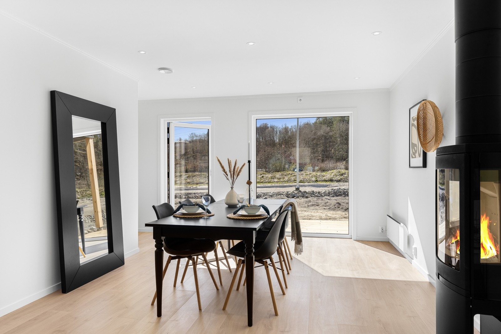 Rommet får vindusflater på to sider, noe som gir et flott gjennomlys, og det blir utgang til terrasse fra stuedelen. Galleribilde