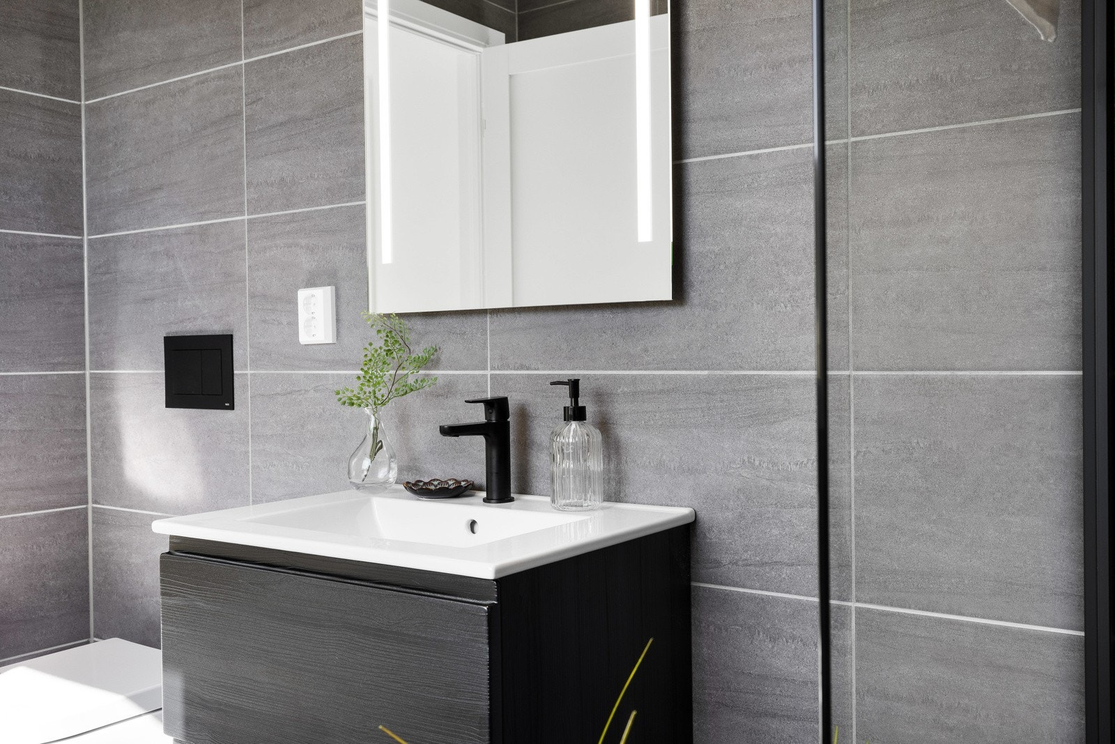 Badene får pene fliser fra Norfloor på gulv og vegger (light, medium eller dark grey), og det legges også samme fliser på gulvet på wc/vaskerom. Galleribilde
