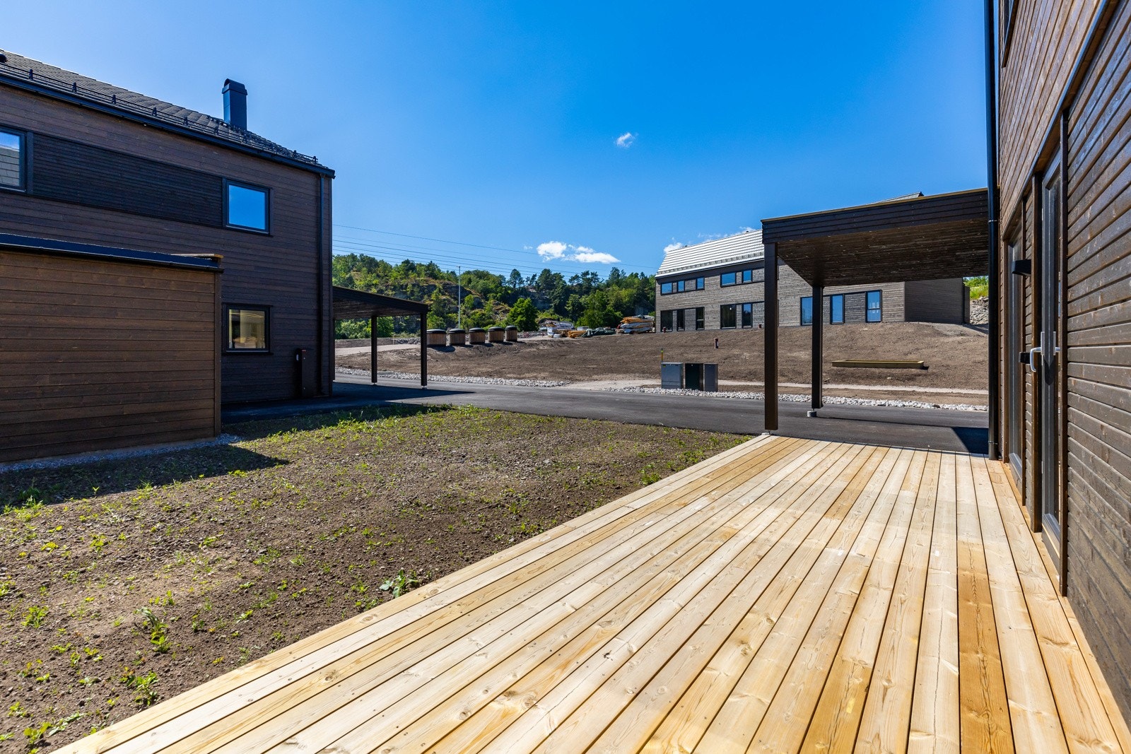 I tilknytning til hagen, og med utgang fra stue/kjøkken, bygges det en stor terrasse på ca. 20 kvm med god plass til utemøbler, grill med mer. Galleribilde
