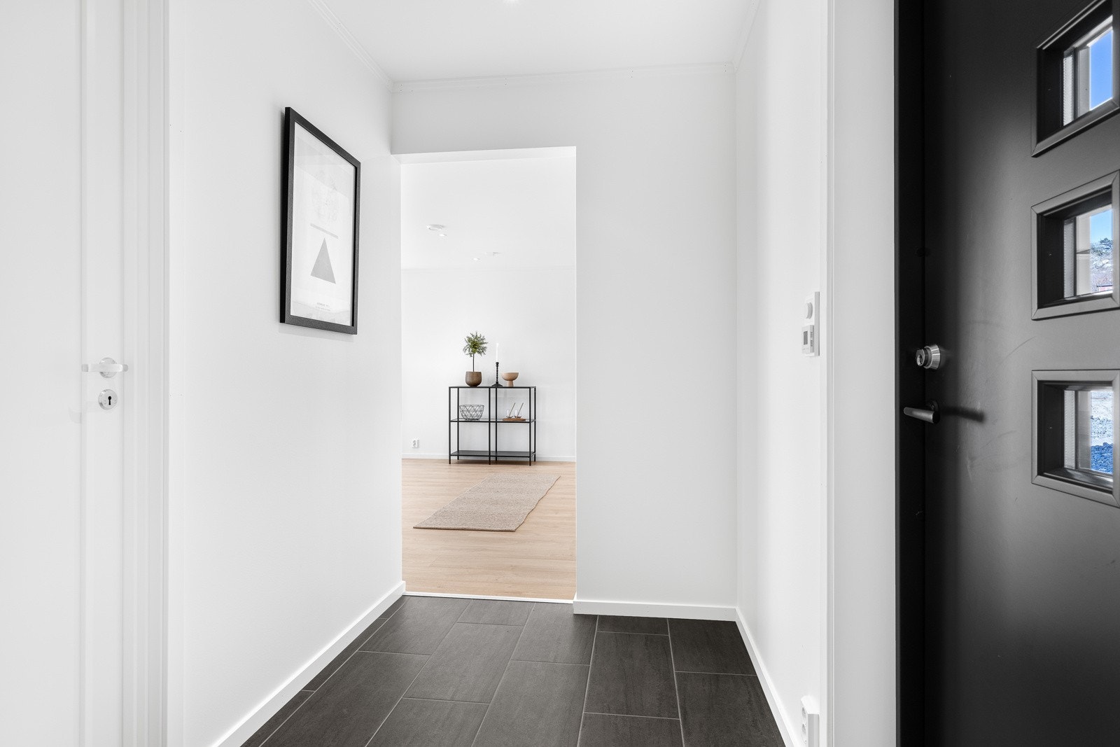Entreen får fliser på gulvet fra Norfloor i fargen light, medium eller dark grey. Galleribilde