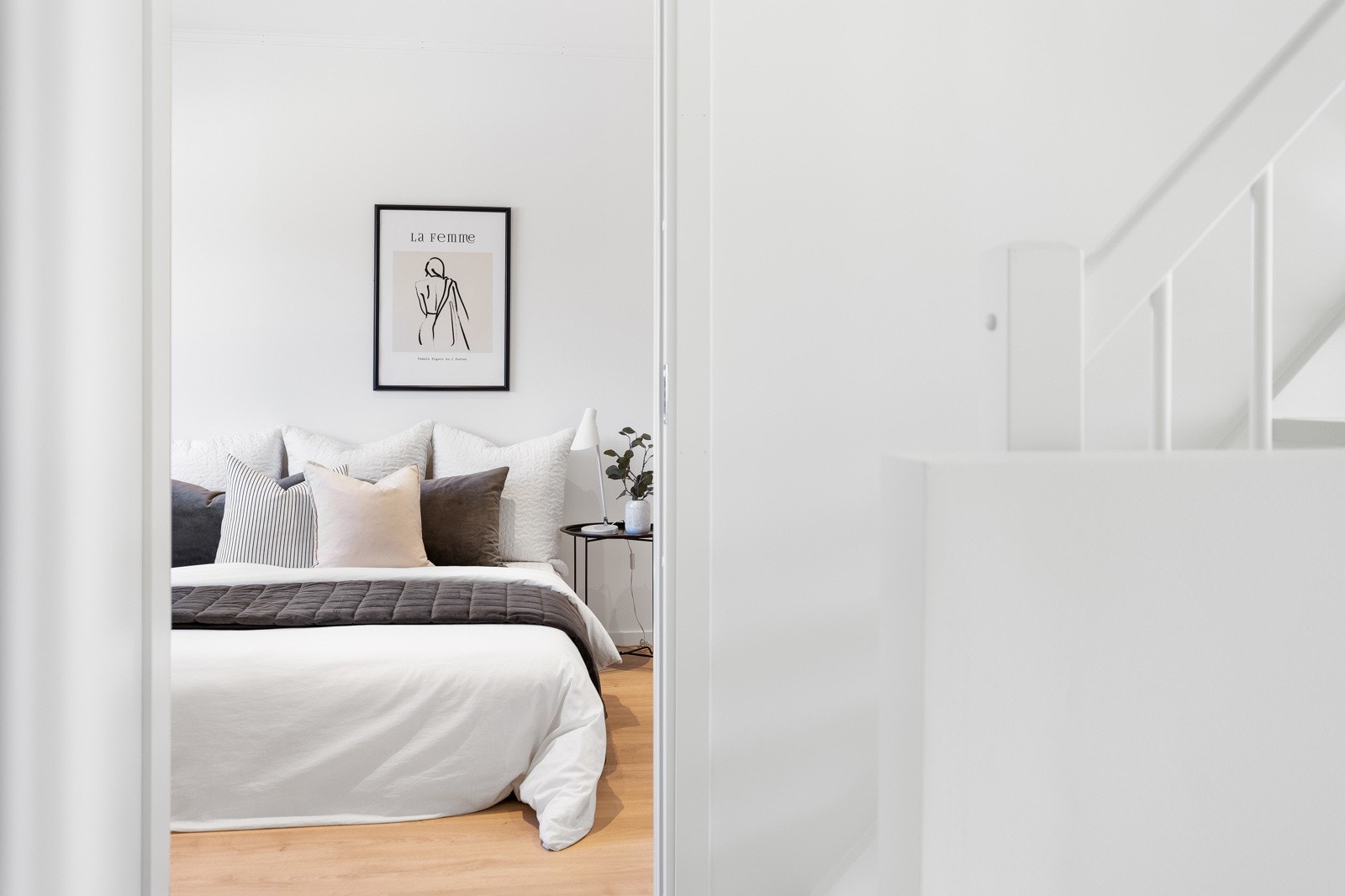 Alle rommene får laminatgulv, malte vegger og avsatt plass til garderobeskap. Galleribilde